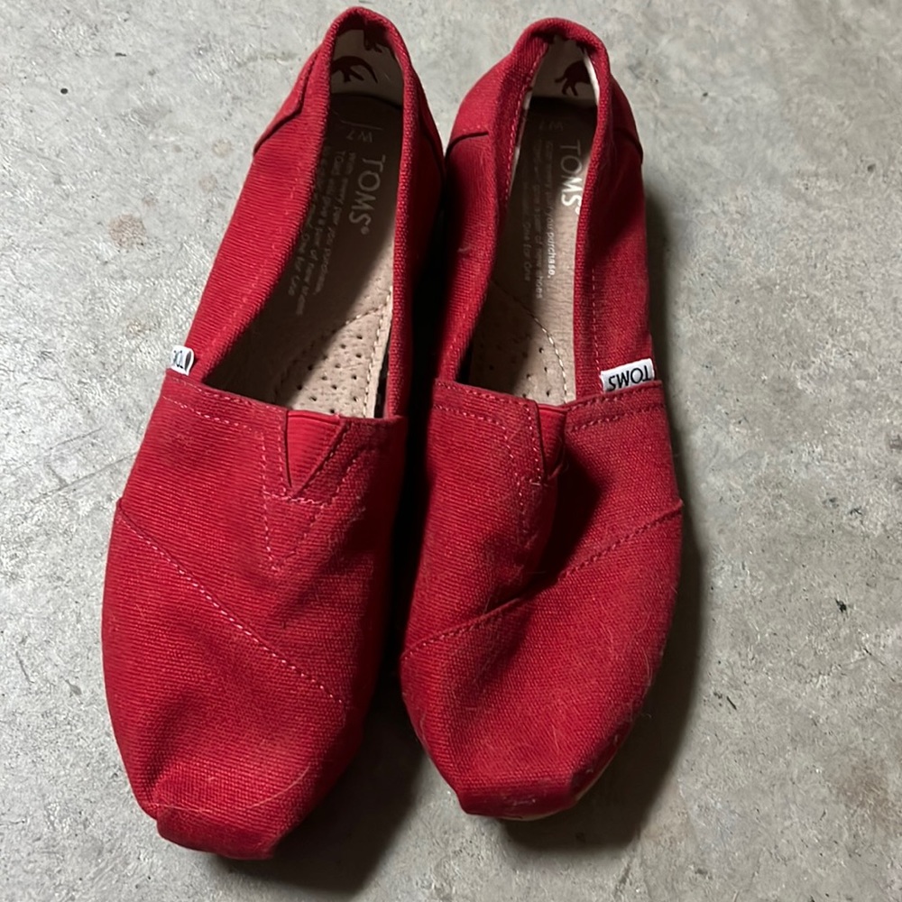Women’s Toms Red Slip-On Shoes 🌵7